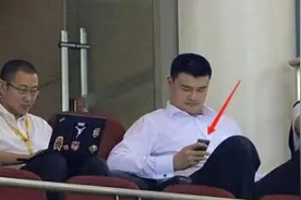 NBA球员的巨型手掌：乔丹单手抓南瓜，张伯伦两根手指轻松抓球图片