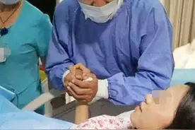 “医生，快救救我老公”，产妇拼尽全力生下男孩，陪产老公却晕了图片
