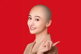 女星被“P掉”头发，看到眼前这一幕时，网友：你还认得是谁吗图片