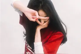 杨幂带火了一种穿法，叫“长袖+半袖”，显瘦又新颖，热巴都上头图片