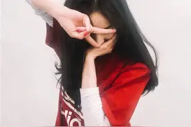 杨幂带火了一种穿法，叫“长袖+半袖”，显瘦又新颖，热巴都上头图片