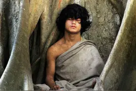 这位少年10个月不吃不喝，决定在树洞打坐6年，被称佛祖转世图片