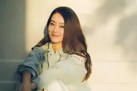 以前是人名，现在是名人。35岁的张小斐，火成了贾玲的偶像图片