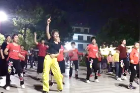 广场舞DJ《万人迷》晚上现场版，老师的小胖男孩同台领舞，嗨爆了视频封面