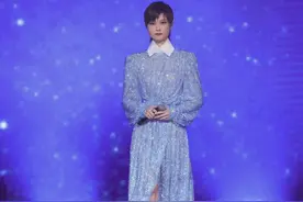 李宇春总算把自己往女人打扮了，短发配上浅蓝纱裙，美得不像话图片