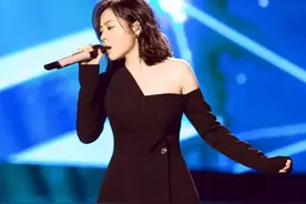 张靓颖，就这样被冯珂渣了又渣，连亲妈都不要了，她可曾后悔过？图片