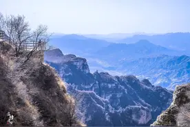 河北保定有一座北方第一奇山，这块悬空石，立在山峰上万年不倒图片