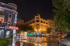 随拍雨夜中的哈尔滨中央大街图片