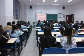 有人喝水后总想小便，有人喝水后半天不去厕所，哪种人更健康图片