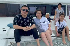 岳云鹏带家人乘游艇度假，母亲头发花白衣着朴素，两位姐姐陪同图片