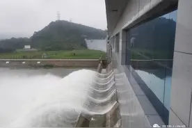 石漫滩水库大坝开闸泄洪图片