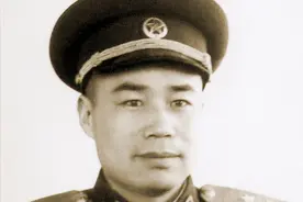 王近山部队巡视，两女兵向其敬礼，为何他却下令将她们枪决？图片