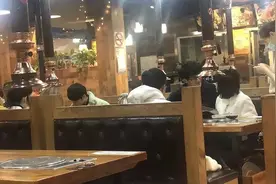 卡萨谈恋爱了，女友是个萌妹子？阿水一人充当两对情侣的电灯泡图片