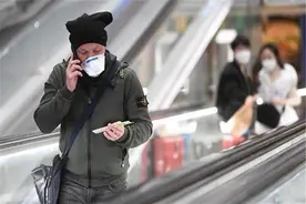 美国疫情爆发单日近万例，大批华人回国，听到费用自理后沉默了图片