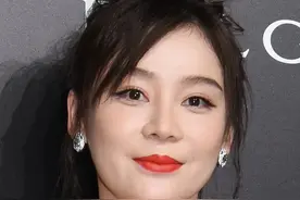 袁姗姗的白色纱裙穿搭，“马甲线女王”气质出众图片