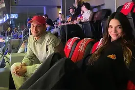 超模肯豆带男闺蜜观战NBA，穿太阳队卫衣笑得甜，对布克很钟情图片