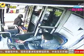 八旬老太独自坐公交迷路，方言难懂车队求助警方，寻家人视频封面