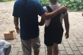 20岁女孩和爸爸开一间房，男朋友怒提分手，是谁三观不正？图片