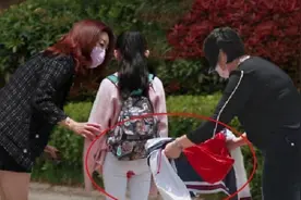 女孩第一次来“例假”，白裤被染红了还不知，幸得暖心阿姨的帮助图片