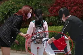 女孩第一次来“例假”，白裤被染红了还不知，幸得暖心阿姨的帮助图片