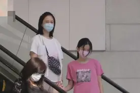 张家辉妻女近照曝光，14岁张童高挑清瘦随妈妈，正脸没爸爸好看图片
