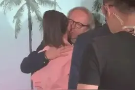 外国人抱宋祖儿亲吻礼，宋祖儿下意识的反应亮了，网友：中国女孩图片