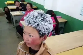 2年前，“冰花男孩”走红网络，如今生活巨变，梦想成为一名警察图片