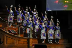 刚开始她担心国内亲友，很快国内亲友担心她，有人包架飞机回家乡图片