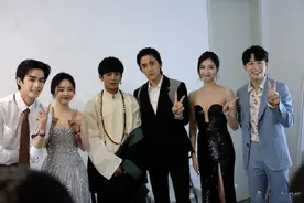 丁真微博之夜变流动景点，张萌江疏影等争相与其合影，人气超高图片