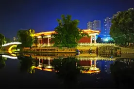一座以中国著名京剧艺术大师命名的公园，夜景美轮美奂。图片