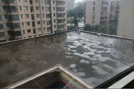 亲历郑州暴雨：对面楼顶1小时成“游泳池”，一大早冒雨超市买水图片