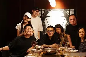 窦骁带何超莲回西安见家长，欣赏长恨歌，动作笑容一致太有夫妻相图片