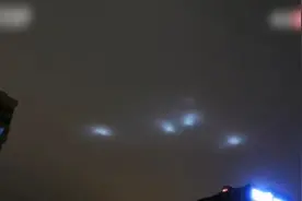 郑州上空惊现多个神秘发光飞行物 无规律运动数分钟后消失视频封面