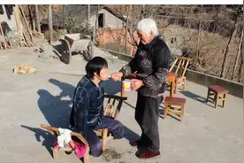 患难婆媳，75岁白发婆婆照顾失去四肢儿媳14年，感动无数人图片