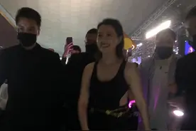 41岁高圆圆出席晚会被拍，生图惊艳气质超群，和旁边好友喝酒热聊图片