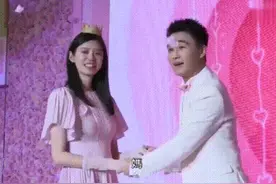 赌王儿子何猷君被嘲妈宝，求婚不知道戒指戴哪只手，大喊求助妈妈图片