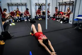 中国女排更衣室内景曝光！张常宁和姑娘们的手势很可爱图片