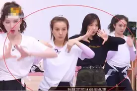 有种“练舞服”叫黄圣依，所有姐姐都是T恤，唯独她搞特殊图片