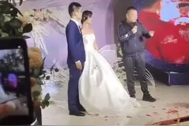 岳云鹏现身外甥女婚礼，被曝坐主位红包10万？新娘和舅舅长太像图片