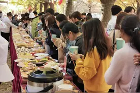 金色银杏叶描绘金秋美丽辽东学院图片