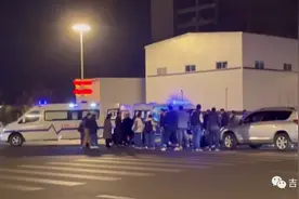 长春这学校门口，3名高三学生晚自习放学过马路被撞伤图片