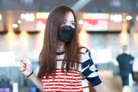 张萌机场跳女团舞乱发狂舞 手舞足蹈嗨到停不下来图片