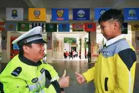 暖！泉州7岁小男生红绿灯下提醒老奶奶，还踮脚给交警撑伞图片
