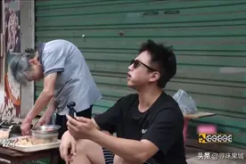 江西70岁驼背奶奶卖小吃，30年只卖1毛钱，深受男星邓超喜爱图片