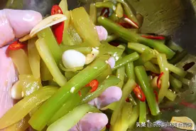 每年春天，我都会用这方法腌莴笋，酸辣脆爽特下饭，隔天就能吃图片