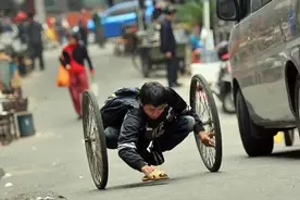 车轮上的“无腿超人”姜小超，以各地乞讨捐资助人，事迹感天动地图片