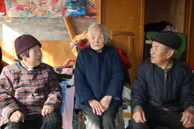 山东108岁老太，饭量比儿子大，有个爱好逗人笑，4样东西不动图片