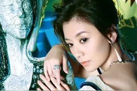 贾静雯修杰楷一家五口同框，仨女儿长相神似，5岁咘咘弱视惹人怜图片