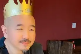 52岁王小利升级做爷爷，大儿子携孕妻现身生日宴，现场布置显温馨图片