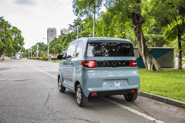 宏光MINI与"老头乐"对撞，宏光MINI赢了，安全性备受争议